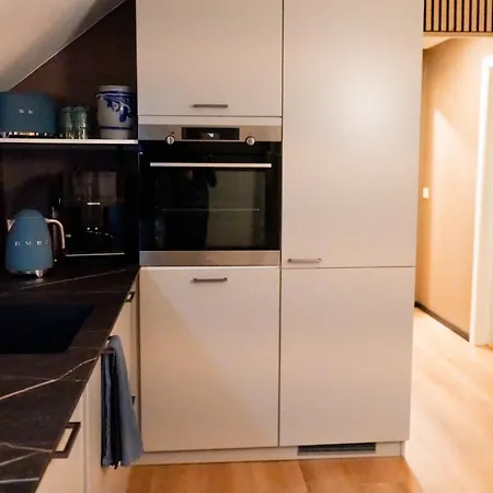 Northern Light - Mellomvegen 118 * Tromsø